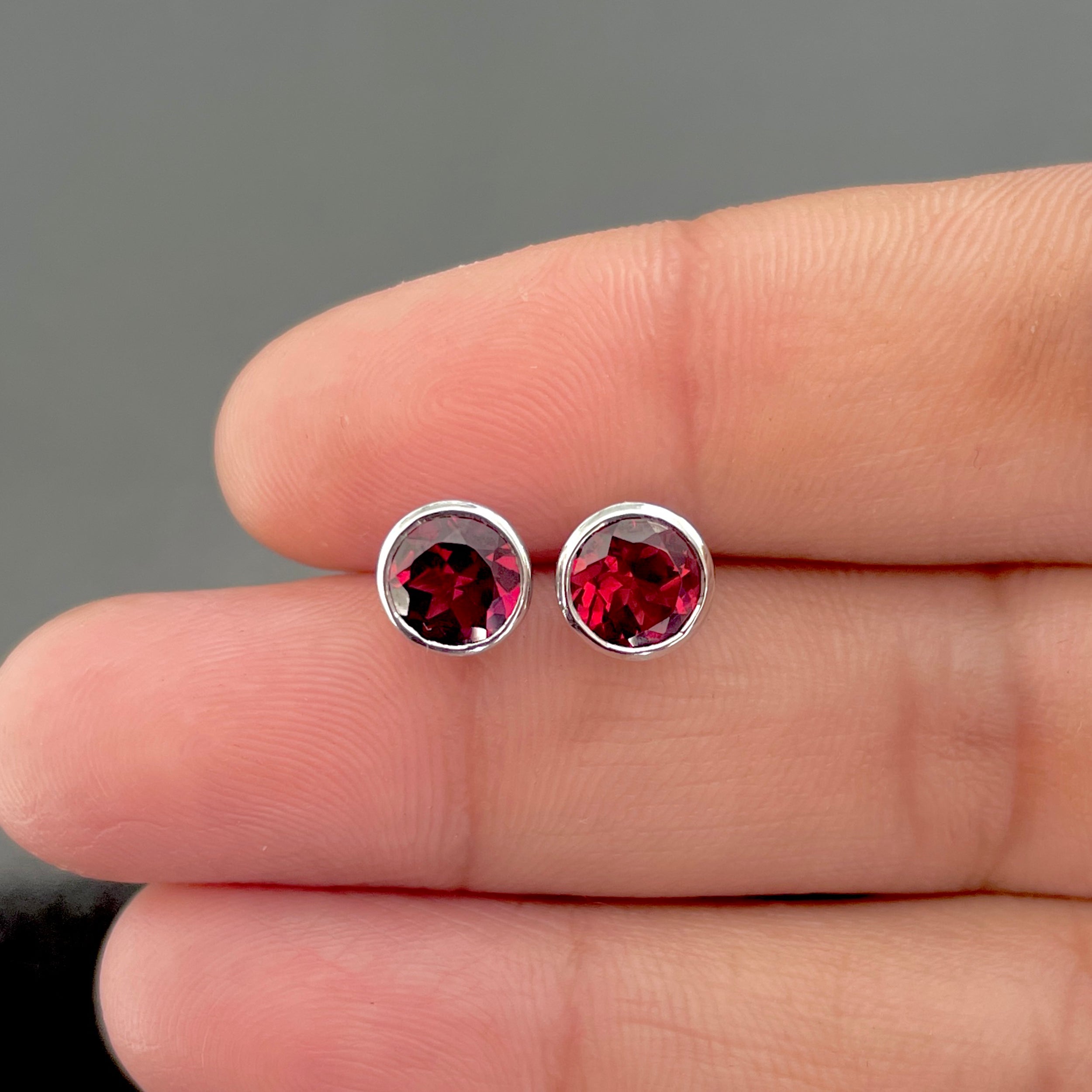 Garnet Stud Earring-(GAR-RDE-1426.)